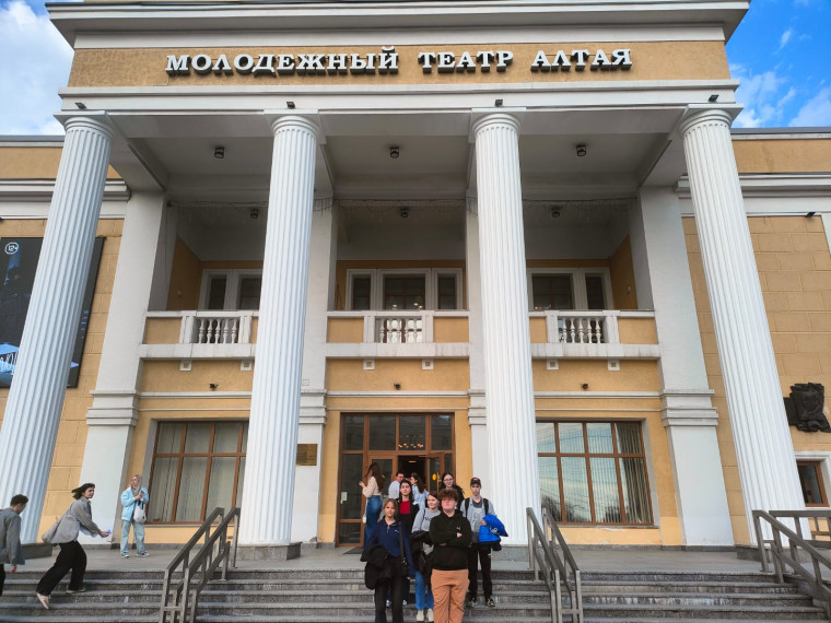 В театр.